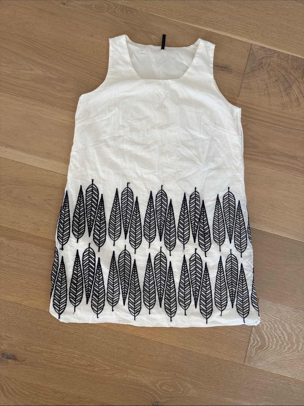 Yoyo 5 White Sleeveless Women’s Dress with Black Feather or Leaf Motif size m
